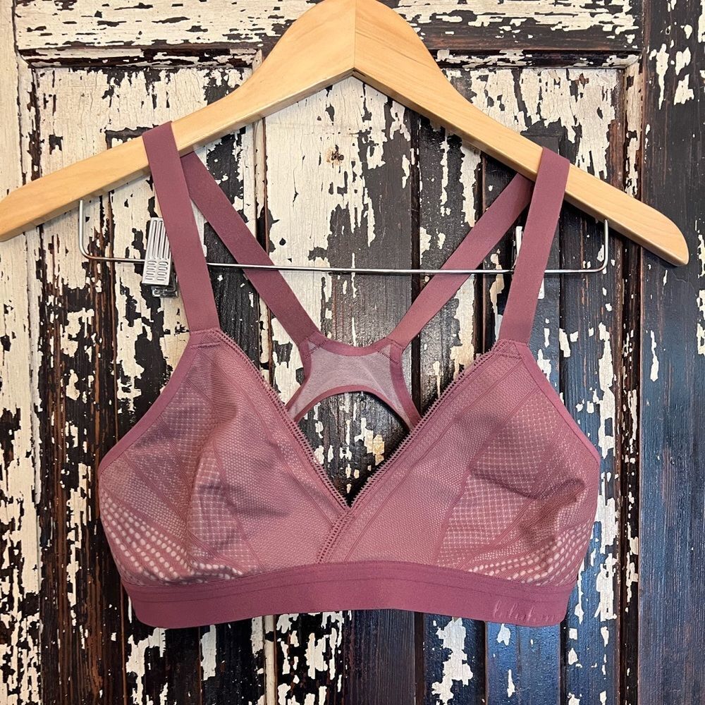 Women’s NWOT Lulu Lemon  Wake the Lace Racerback bra. 34B.